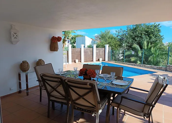 81 Great Spot Oura Beach, 빌라 알부페이라