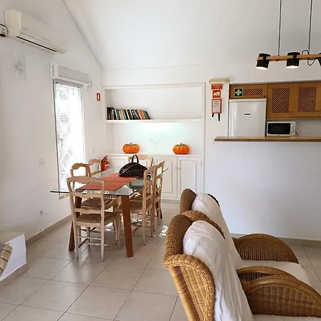 81 Great Spot Oura Beach, فيلة