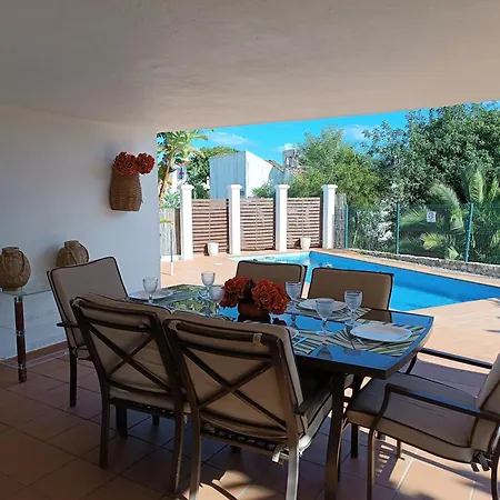 81 Great Spot Oura Beach, فيلة البوفيرا